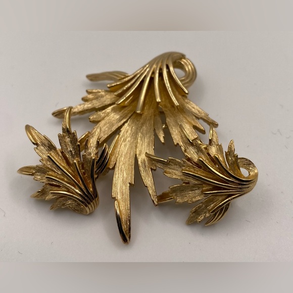 Crown Trifari Signed Leaf Pendant/Brooch & Clip On Earrings SET 50’s Vintage - Picture 9 of 12